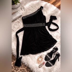 Flowing studded tie back one shoulder tunic